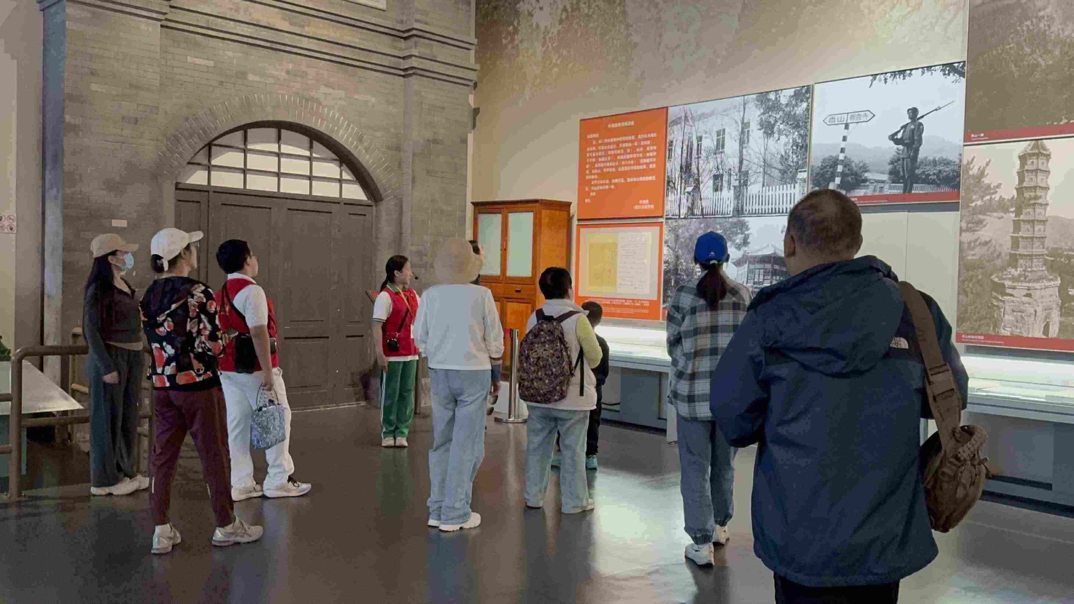 10月4日，北京香山革命紀(jì)念館內(nèi)，一名“紅領(lǐng)巾志愿者”正在為參觀者講解。人民網(wǎng)記者 劉微攝