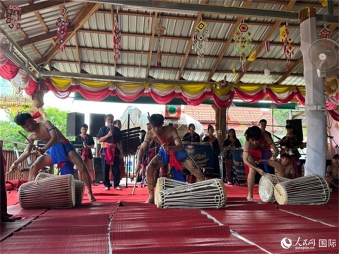 泰國藝術(shù)團(tuán)體給游客表演當(dāng)?shù)貍鹘y(tǒng)舞蹈。人民網(wǎng)記者 簡承淵攝