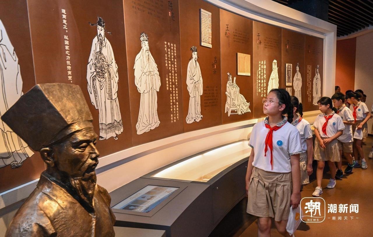 來(lái)自杭州市政苑小學(xué)的學(xué)生走進(jìn)浙江省檔案館“大寫(xiě)浙江人”展廳，近距離“觸摸”歷史、走進(jìn)榜樣、聆聽(tīng)故事，激發(fā)愛(ài)黨愛(ài)國(guó)愛(ài)家熱情。記者 董旭明 攝