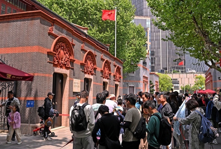 2024年5月3日，游客在位于上海的中共一大會(huì)址前參觀(guān)。新華社記者 劉穎 攝