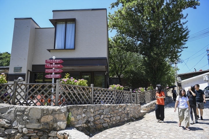 游客在北京延慶石峽村觀(guān)光（2024年6月1日攝）。新華社記者 陳鐘昊 攝