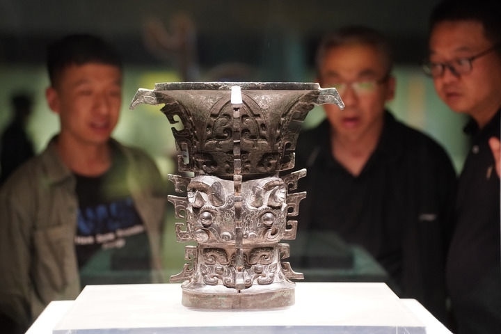 2024年5月9日，游客在陜西寶雞青銅器博物院內(nèi)參觀(guān)西周文物何尊。新華社記者 邵瑞 攝