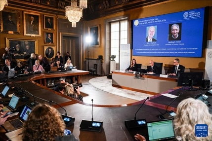 10月8日，在瑞典斯德哥爾摩舉行的2024年諾貝爾物理學(xué)獎(jiǎng)公布現(xiàn)場(chǎng)，屏幕顯示獎(jiǎng)項(xiàng)得主美國(guó)普林斯頓大學(xué)的約翰·霍普菲爾德和加拿大多倫多大學(xué)的杰弗里·欣頓。新華社記者 彭子洋 攝