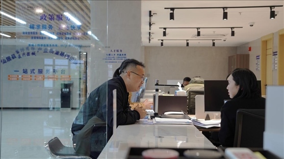 浙江省臺州市辦事群眾在政務(wù)服務(wù)中心咨詢業(yè)務(wù)辦理相關(guān)問題。圖片來源：人民網(wǎng)浙江頻道