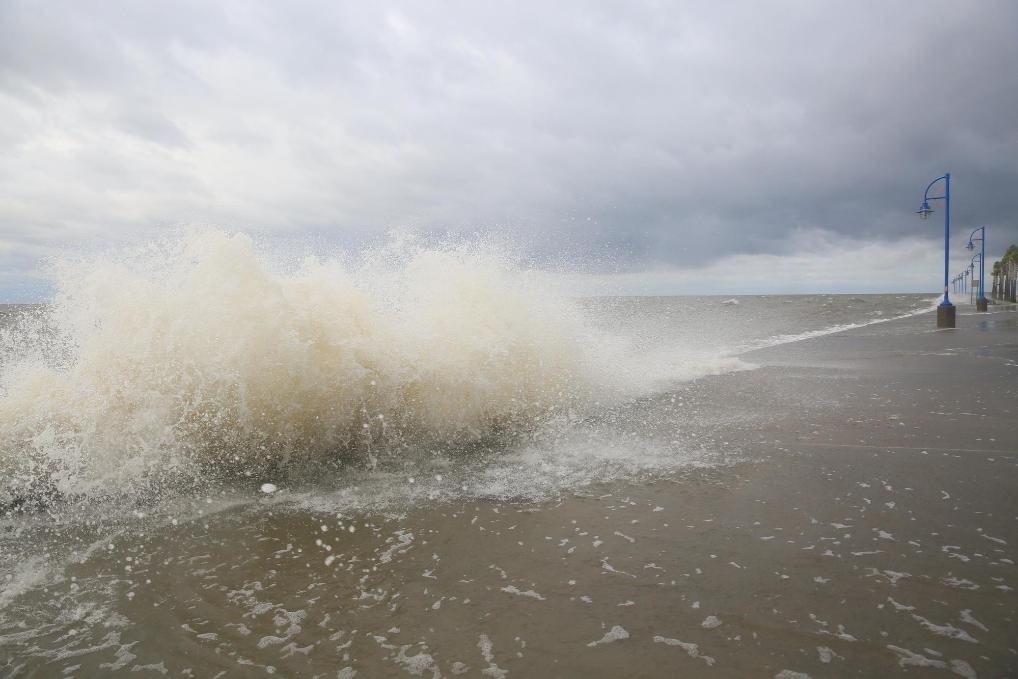 2020年9月15日，受颶風(fēng)“薩莉”影響，美國路易斯安那州新奧爾良的龐恰特雷恩湖巨浪拍岸。新華社發(fā)（魏蘭攝）