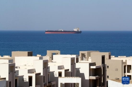 這是10月8日在埃及蘇伊士灣拍攝的行駛中的船只。新華社記者 隋先凱 攝