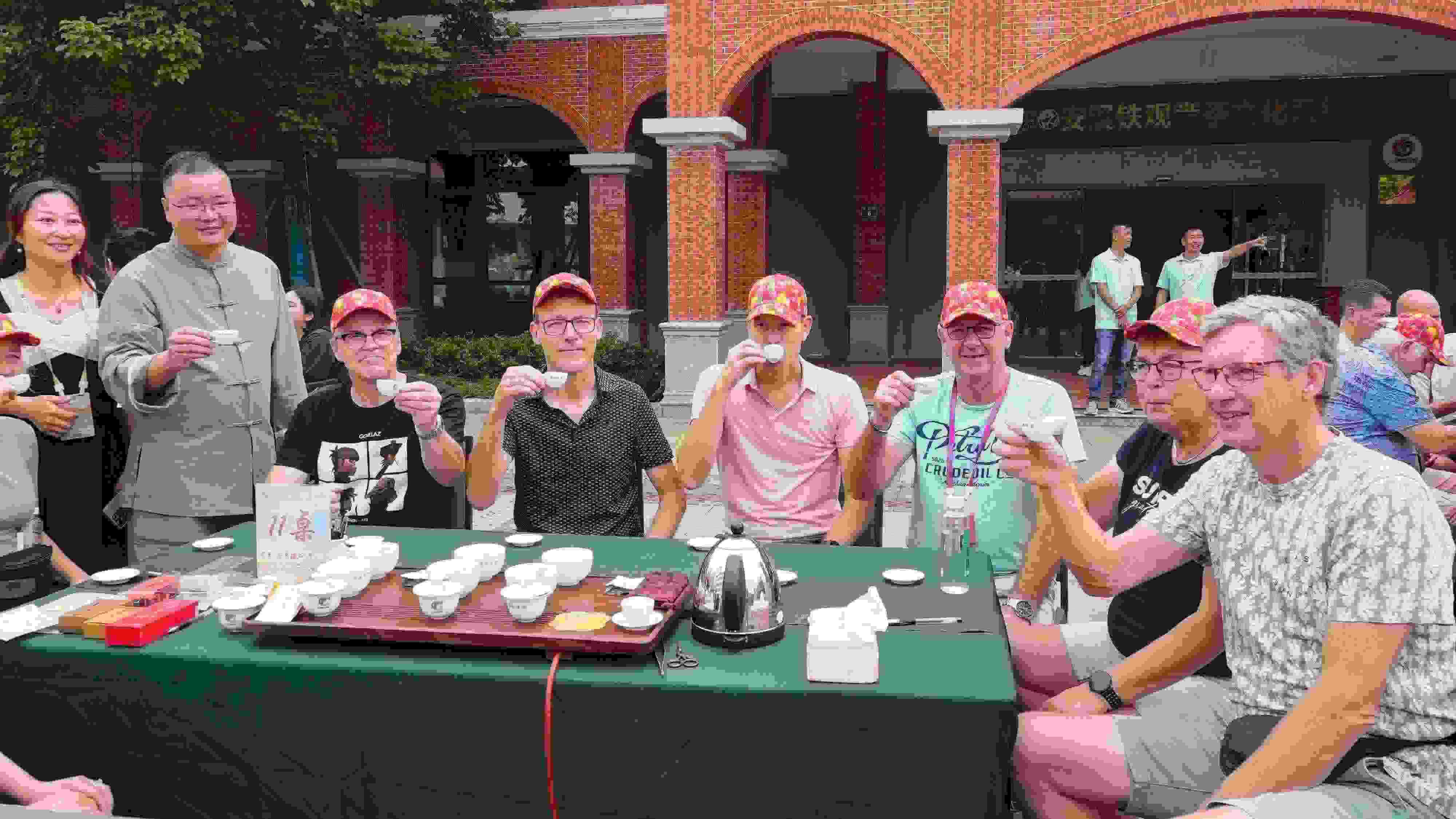 2023年10月4日，福建泉州，外國人品中國茶。