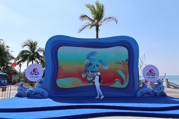 第12棒火炬手“點燃”現(xiàn)場大屏幕上運動會吉祥物“吉貝”手中的火炬。主辦方供圖