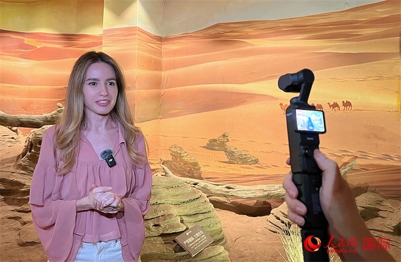 麗娜在吐魯番坎兒井源景區(qū)錄制視頻。人民網(wǎng)記者 曾書柔攝