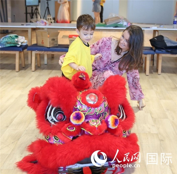 一名兒童在感受舞獅。人民網(wǎng)中東中心分社塔里克·易卜拉欣攝