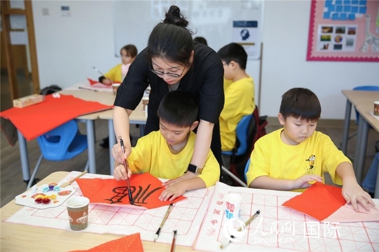 書法課場景。人民網(wǎng)中東中心分社塔里克·易卜拉欣攝