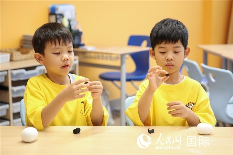 做手工。人民網(wǎng)中東中心分社塔里克·易卜拉欣攝