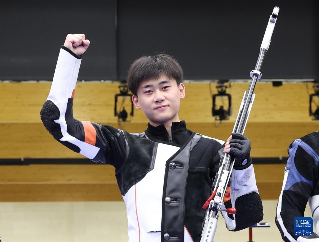 8月1日，在法國沙托魯舉行的巴黎奧運會射擊男子50米步槍三姿決賽中，中國選手劉宇坤奪得冠軍。圖為劉宇坤在奪冠后慶祝。新華社記者 張帆 攝