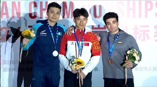 伍鵬（中）奪得男子速度項目冠軍。主辦方供圖