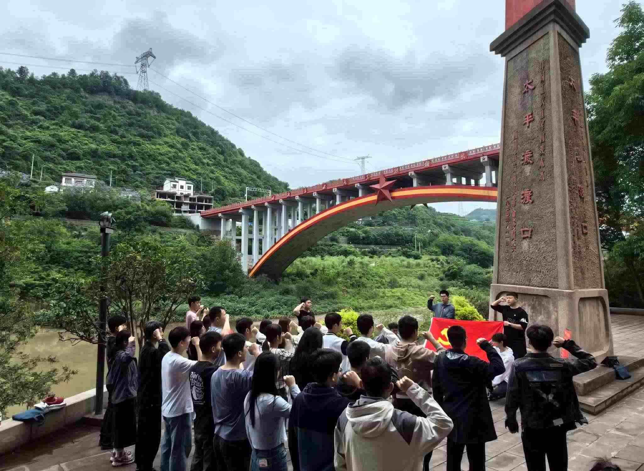 師生重溫入黨誓詞。校方供圖