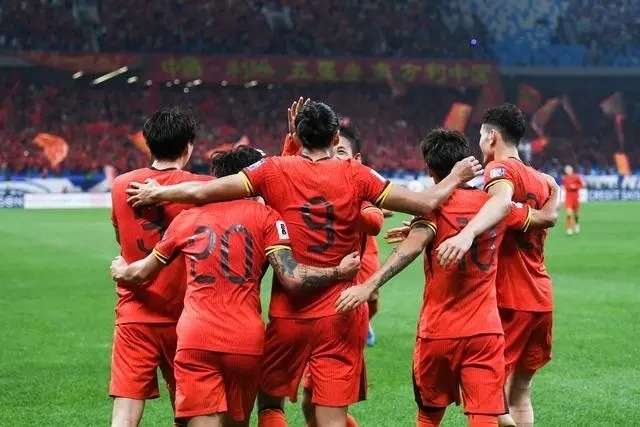 10月15日晚，張玉寧（9號）進(jìn)球后與隊友擁抱慶祝。新華社記者 李紫恒攝