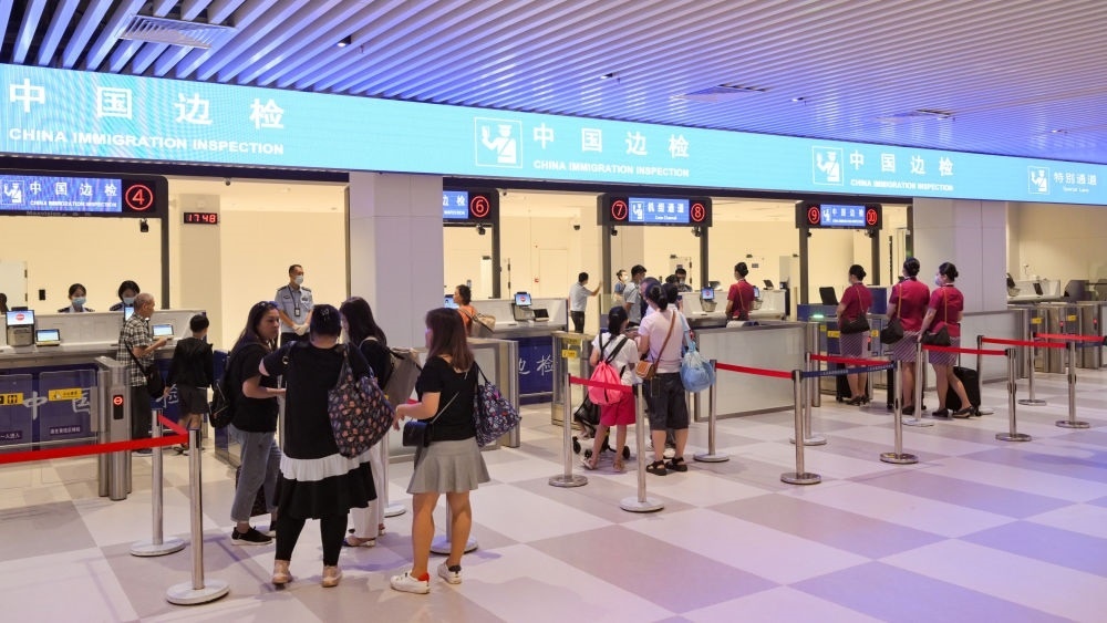 2023年7月26日，旅客在三亞鳳凰國際機場國際航站樓有序通關(guān)。三亞鳳凰國際機場國際航站樓改擴建項目主體工程已于2023年7月1日完工并投入使用，該項目是海南自貿(mào)港首個主體工程完工并投入使用的封關(guān)運作項目。《海南自由貿(mào)易港建設(shè)總體方案》明確，海南將在2025年前適時啟動全島封關(guān)運作。