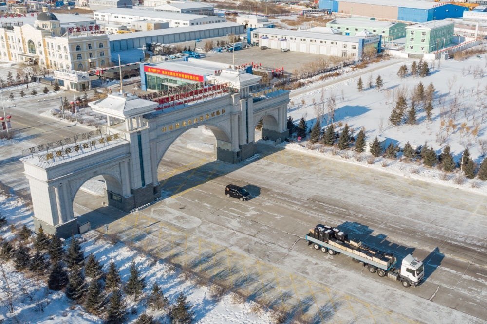 這是中國（黑龍江）自由貿(mào)易試驗區(qū)黑河片區(qū)（2024年1月31日攝，無人機照片）。2023年，該自貿(mào)片區(qū)外貿(mào)進出口總值達244.82億元，實現(xiàn)增幅56.9%，引進外資企業(yè)16家，直接利用外資127.3萬美元，同比增長27.3%。