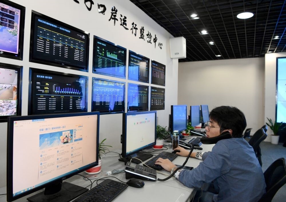 在中國（福建）自由貿(mào)易試驗區(qū)廈門片區(qū)，國際貿(mào)易“單一窗口”工作人員在網(wǎng)上受理業(yè)務(wù)（2018年11月15日攝）。“單一窗口”是關(guān)檢等口岸部門、地方政府相關(guān)部門、金融機構(gòu)等共同參與的口岸管理共享平臺。貿(mào)易商能夠通過一個入口提交貨物進出口或轉(zhuǎn)運所需要的單證或電子數(shù)據(jù)，實現(xiàn)“一個平臺、一點接入、一次申報、一次辦結(jié)”。