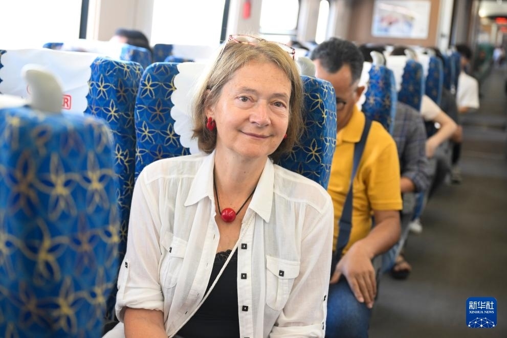 這是10月12日在老撾拍攝的中老鐵路C98列車上的一名乘客。新華社記者 程一恒 攝