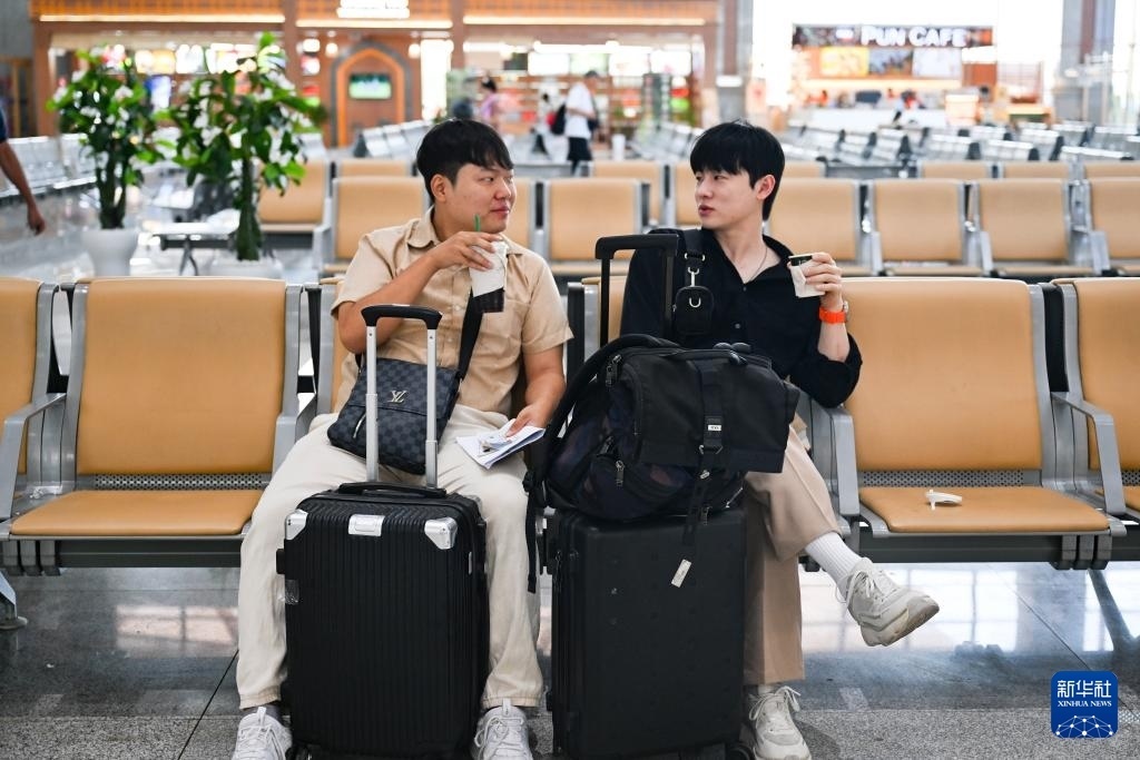 10月12日，在老撾萬象中老鐵路萬象站候車廳，兩名乘客在等候列車。新華社記者 程一恒 攝