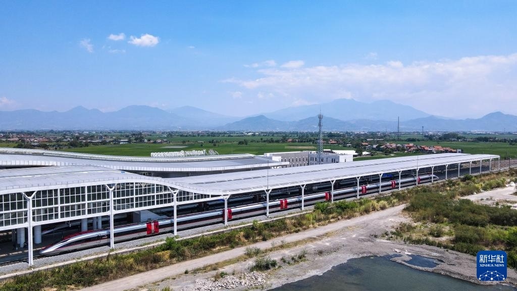 9月13日，在印度尼西亞萬隆德卡魯爾站，雅萬高鐵高速動車組列車停靠在站臺上（無人機照片）。新華社記者 徐欽 攝