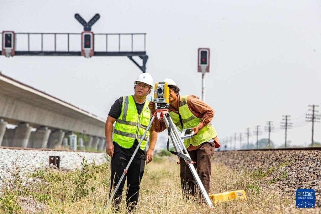 5月1日，在泰國大城府，中泰高鐵項目工作人員在施工現(xiàn)場勘查。新華社記者 王騰 攝