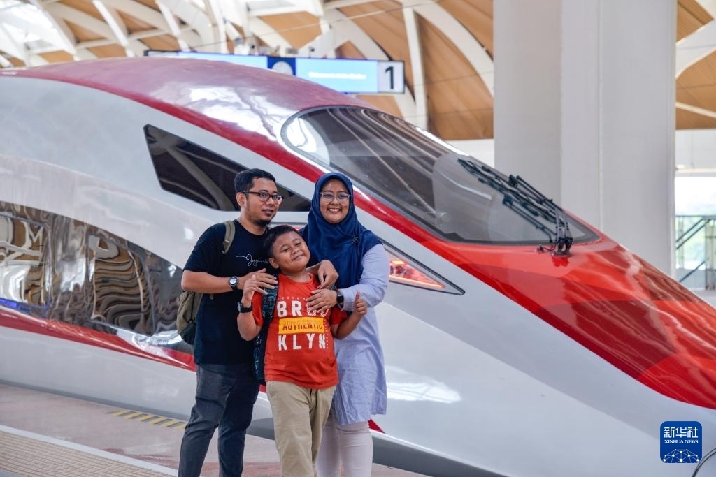 4月17日，在印度尼西亞雅加達哈利姆站站臺，乘客和雅萬高鐵高速動車組列車合影。新華社記者 徐欽 攝