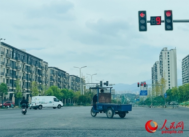 長富大道與文化中心東路三岔路口車輛混行（9月19日拍攝）。人民網(wǎng)記者 帥筠攝