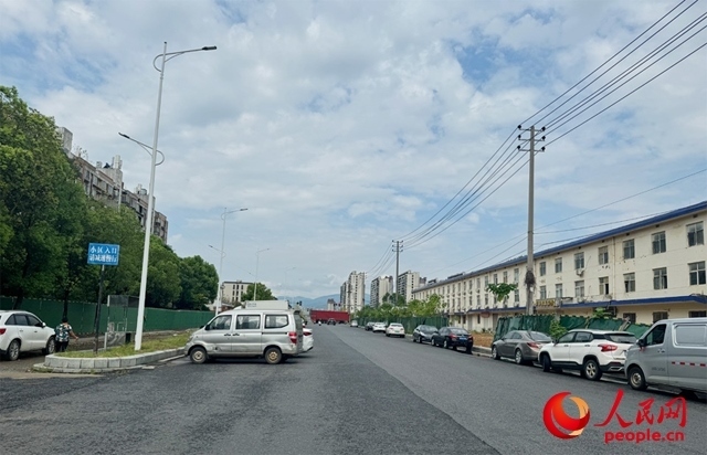 麗水佳園小區(qū)入口外及長富大道上停滿了車輛。人民網(wǎng)記者 邱燁攝