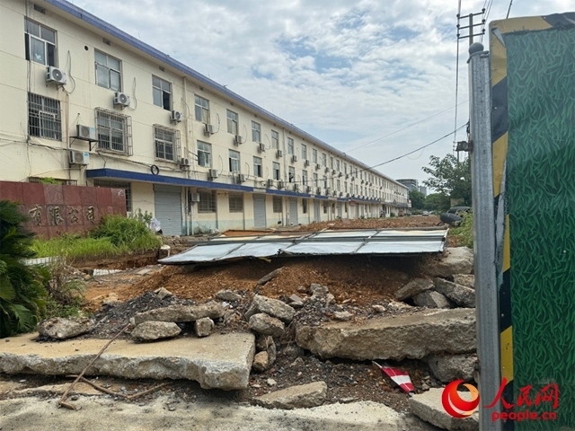 長富大道北側(cè)輔路在進(jìn)行強(qiáng)電遷改項(xiàng)目。人民網(wǎng)記者 邱燁攝