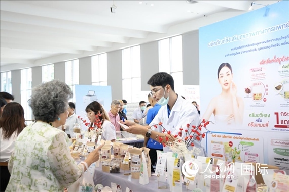活動現(xiàn)場，泰國華僑中醫(yī)院工作人員向來訪者介紹養(yǎng)生產(chǎn)品。人民網(wǎng)記者楊一攝