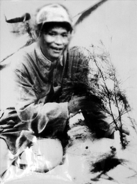 谷文昌與試種成活的木麻黃（資料照片）。