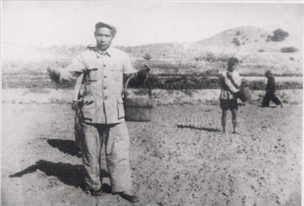 谷文昌（左）在田間與農(nóng)民一起勞動（資料照片）。