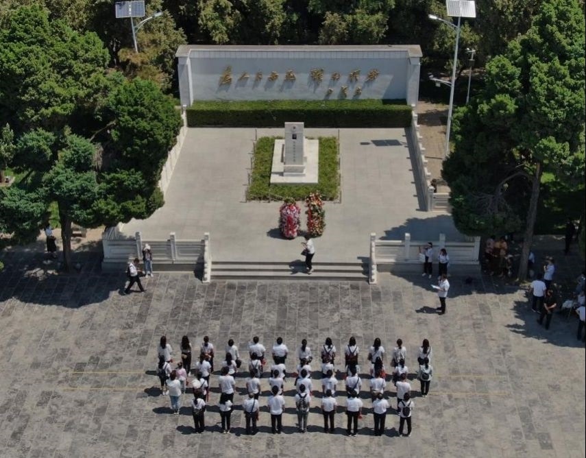 2021年6月24日，參觀者在位于河南省蘭考縣的焦裕祿紀念園瞻仰焦裕祿烈士墓（無人機照片）。新華社記者 李安 攝