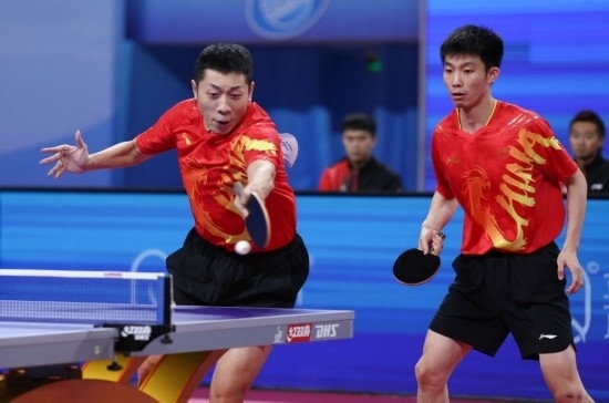 10月18日，上海隊組合許昕（左）/周愷在雙打比賽中。他們3:0戰(zhàn)勝福建隊組合曾蓓勛/陳俊菘。新華社記者 王楷焱 攝