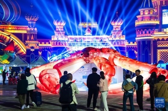 9月19日，游客在吉林省琿春市的2024琿春帝王蟹美食嘉年華現(xiàn)場(chǎng)游玩。新華社記者 許暢 攝