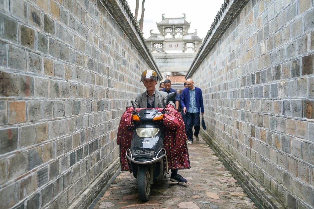 ↑市民在安徽省安慶市桐城市六尺巷通行。