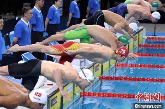 10月19日晚，2024年世界泳聯(lián)游泳世界杯上海站結(jié)束第二個(gè)比賽日的爭(zhēng)奪。圖為中國(guó)選手潘展樂(lè)(左三)在男子100米自由泳決賽中。 中新社記者 湯彥俊 攝