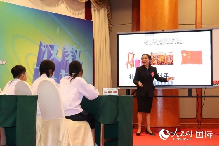 泰國本土中文教師參賽者現(xiàn)場授課。人民網(wǎng)實(shí)習(xí)生 姚欣可攝