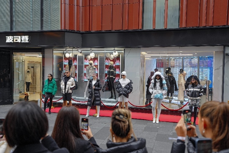 模特在波司登倫敦旗艦店門前展示新款羽絨服。主辦方供圖