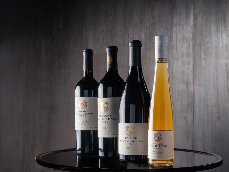 活動(dòng)現(xiàn)場(chǎng)推介了懷來(lái)中法莊園珍藏馬瑟蘭干紅、小芒森甜白等優(yōu)質(zhì)葡萄酒。主辦方供圖