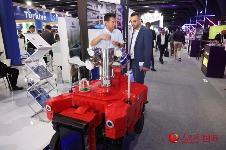 觀眾了解北京眸視科技有限公司研發(fā)的巡檢機器人。人民網(wǎng)記者 任皓宇攝