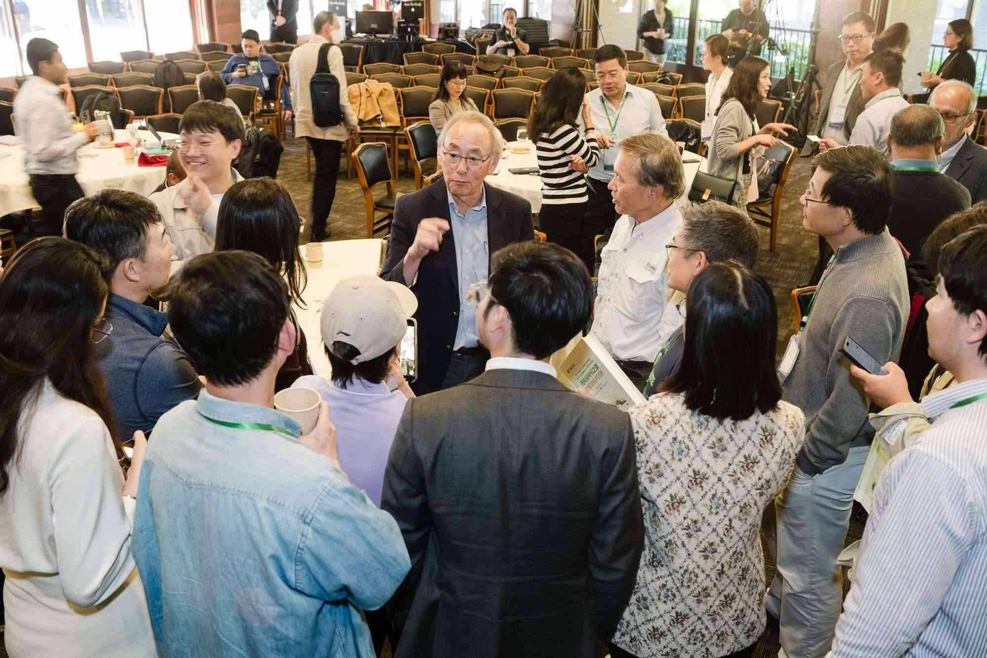美國(guó)前能源部長(zhǎng)、諾獎(jiǎng)得主朱棣文教授在會(huì)場(chǎng)與參會(huì)者交流。馮超攝