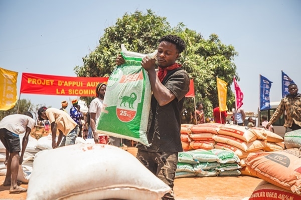 村民們興高采烈地把種子和化肥搬回家。中鐵資源供圖