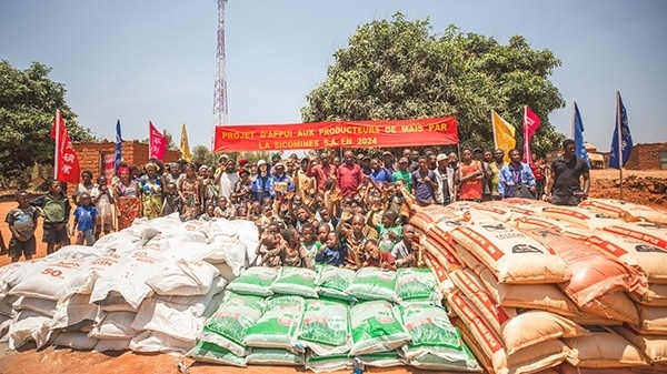 華剛礦業(yè)向當(dāng)?shù)鼐栀浄N子化肥儀式現(xiàn)場。中鐵資源供圖