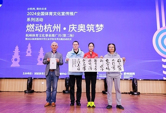 王麗萍與藝術(shù)家們共同創(chuàng)作主題作品。主辦方供圖