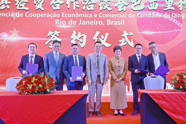 企業(yè)家在活動現(xiàn)場參與項目簽約儀式。人民網(wǎng)記者 陳海琪攝