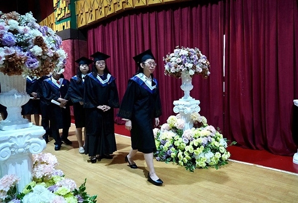 菲律賓岐黃中醫(yī)學(xué)院首屆12名畢業(yè)生順利獲得中醫(yī)相關(guān)執(zhí)業(yè)資格。人民網(wǎng)記者 樊帆攝