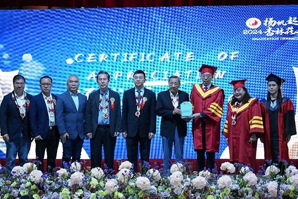 菲律賓首家中醫(yī)學(xué)院——岐黃中醫(yī)學(xué)院在馬尼拉舉行首屆畢業(yè)典禮。人民網(wǎng)記者 樊帆攝